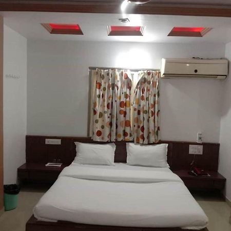 Hotel Rajdhani Halol Екстер'єр фото