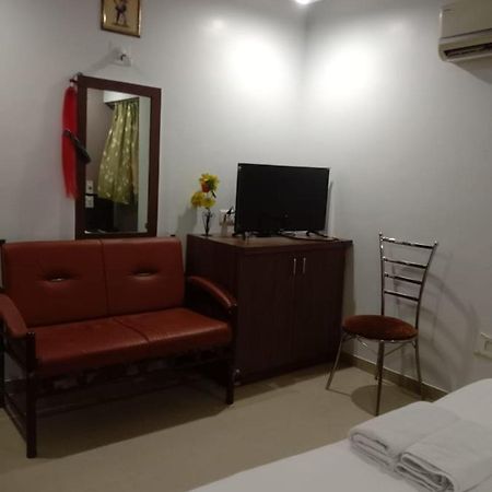 Hotel Rajdhani Halol Екстер'єр фото