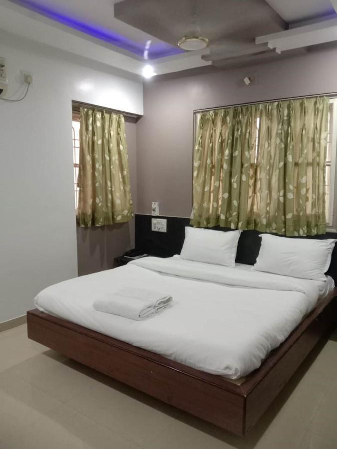 Hotel Rajdhani Halol Екстер'єр фото