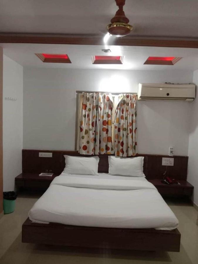 Hotel Rajdhani Halol Екстер'єр фото
