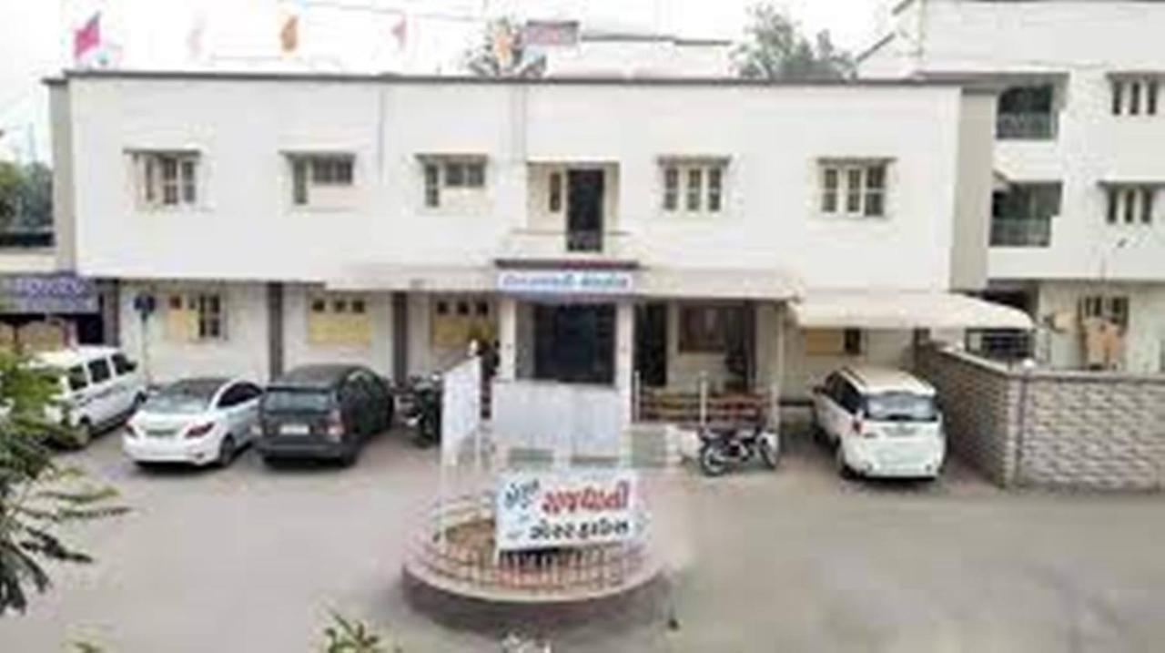 Hotel Rajdhani Halol Екстер'єр фото