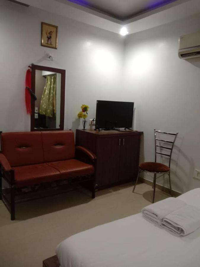 Hotel Rajdhani Halol Екстер'єр фото